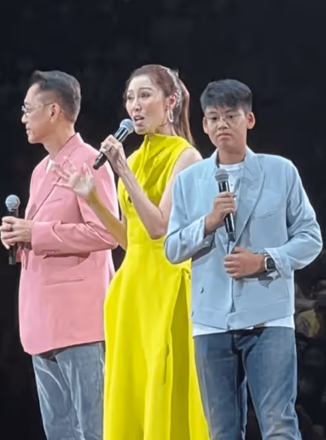 52歲李嘉欣現身模樣大變 與老公兒子同台唱歌
