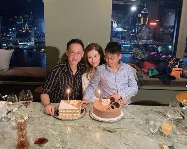 52歲李嘉欣現身模樣大變 與老公兒子同台唱歌