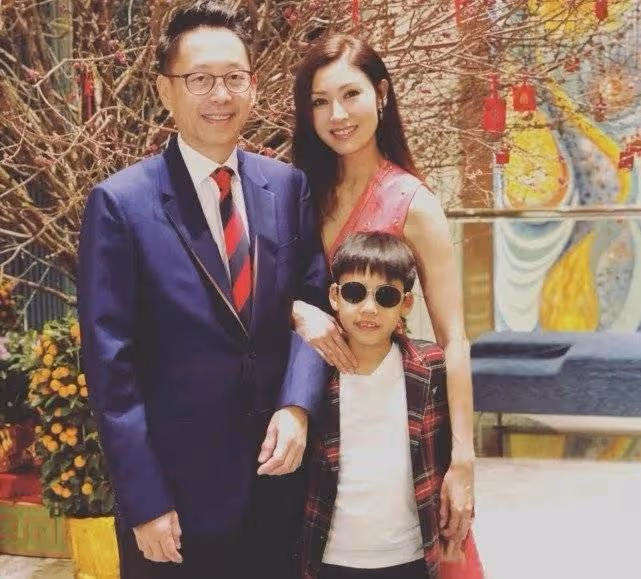 52歲李嘉欣現身模樣大變 與老公兒子同台唱歌