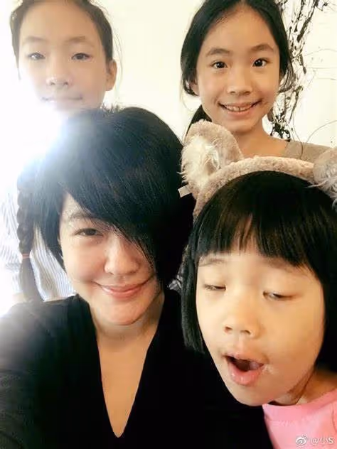 小s三女兒同框視頻 老大像小s老二像大s