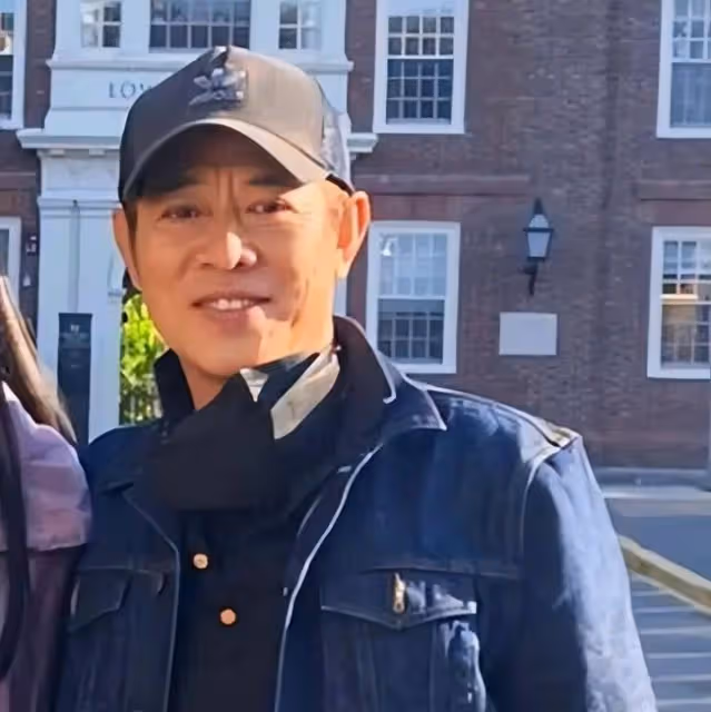 李連杰小女兒曬與父親合照 身材顏值越發像媽媽