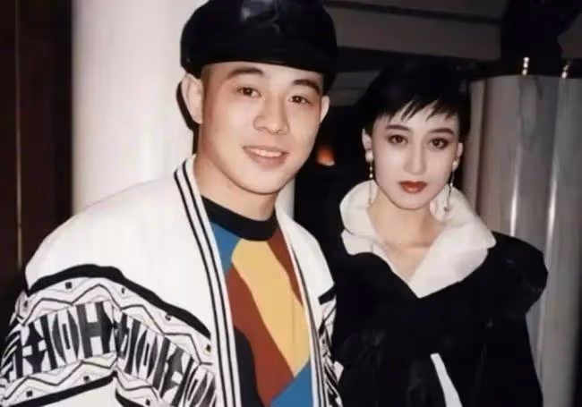 李連杰小女兒曬與父親合照 身材顏值越發像媽媽