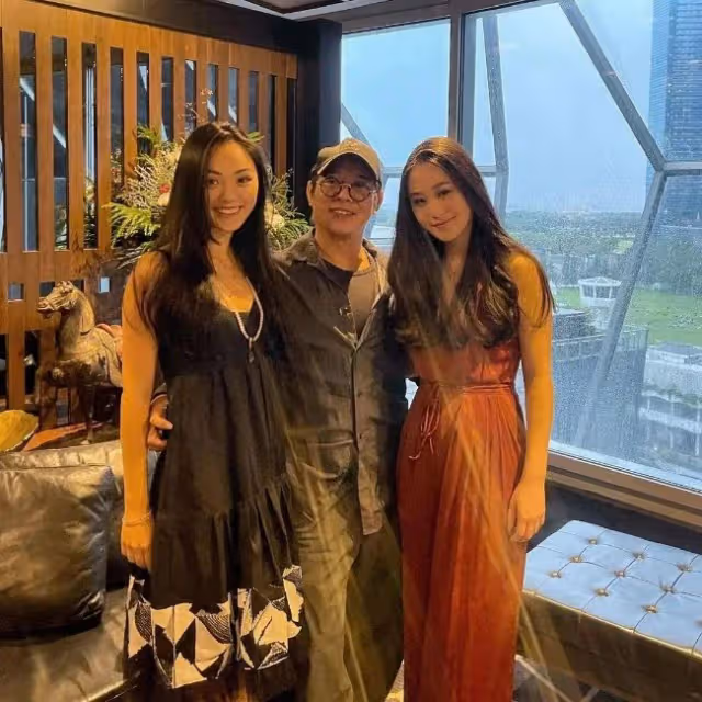 李連杰小女兒曬與父親合照 身材顏值越發像媽媽
