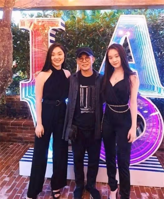 李連杰小女兒曬與父親合照 身材顏值越發像媽媽