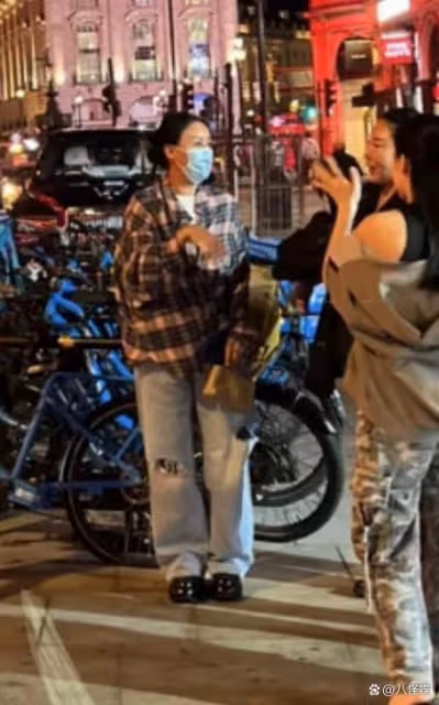 那英母女五天被偶遇三次 逛街看劇吃海底撈