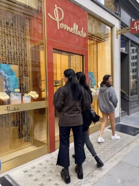 那英母女五天被偶遇三次 逛街看劇吃海底撈