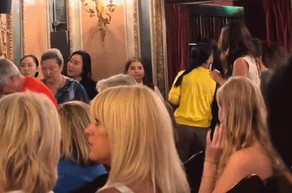 那英母女五天被偶遇三次 逛街看劇吃海底撈