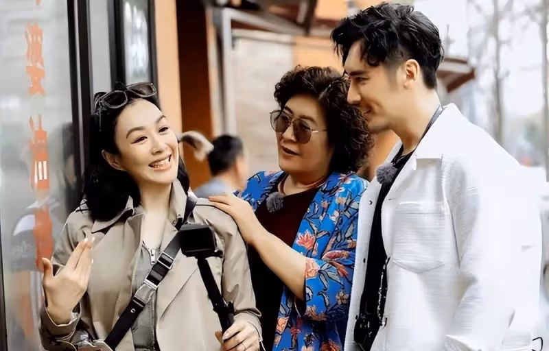 51歲鐘麗緹再穿奇裝!穿吊帶短裙秀翹臀,長襪子配拖鞋,引網友吐槽:看不懂的時尚