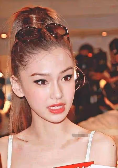 Angelababy留學照曝光,被日本男性強迫喝酒,滿臉陪笑顯辛酸
