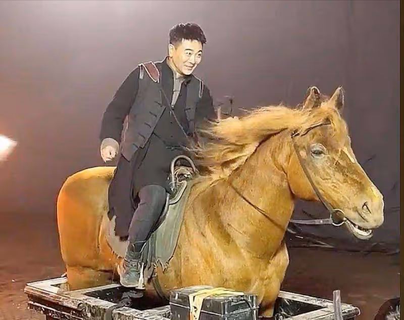 為什麼電視上的演員只有上身？看到全景後好尷尬