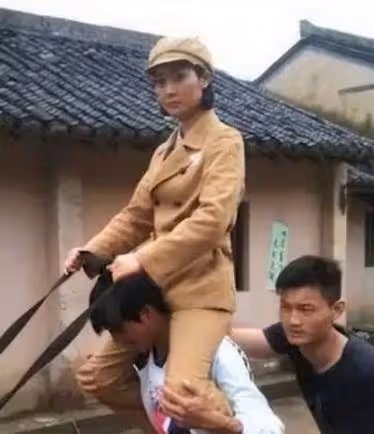 為什麼電視上的演員只有上身?看到全景後好尷尬