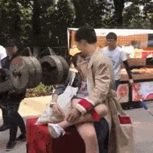 為什麼電視上的演員只有上身?看到全景後好尷尬