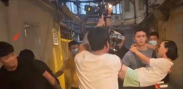 為什麼電視上的演員只有上身?看到全景後好尷尬