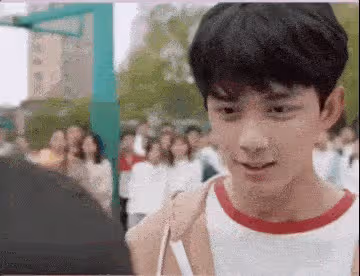 為什麼電視上的演員只有上身？看到全景後好尷尬