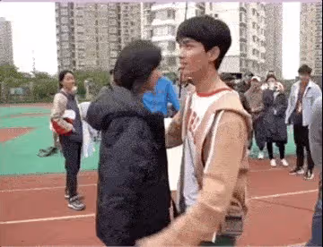 為什麼電視上的演員只有上身？看到全景後好尷尬
