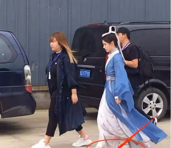 為什麼電視上的演員只有上身？看到全景後好尷尬