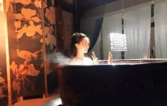 為什麼電視上的演員只有上身？看到全景後好尷尬