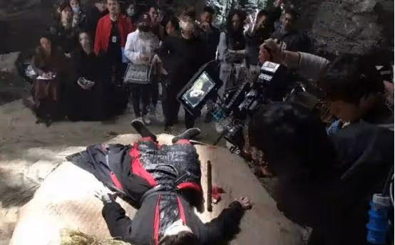 為什麼電視上的演員只有上身？看到全景後好尷尬