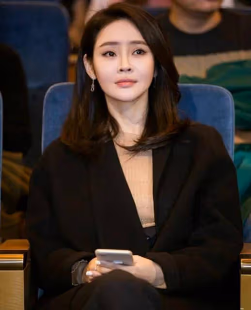 演員俞銘嘉：被父母逼婚後，27歲就嫁給了相親對象，現在怎麼樣了？