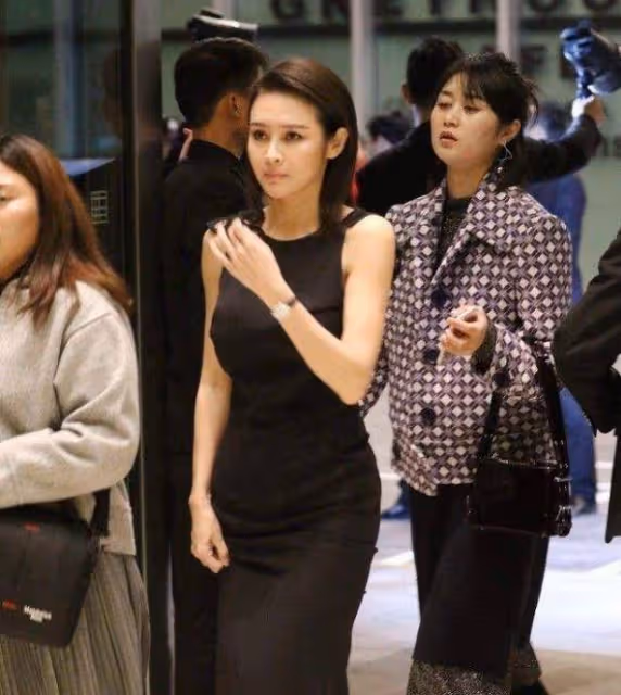 演員俞銘嘉：被父母逼婚後，27歲就嫁給了相親對象，現在怎麼樣了？