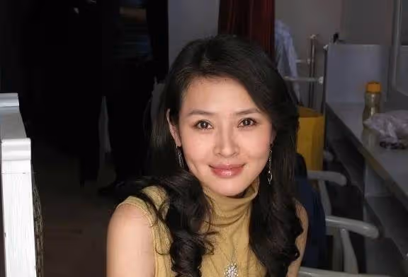 演員俞銘嘉:被父母逼婚後,27歲就嫁給了相親對象,現在怎麼樣了?
