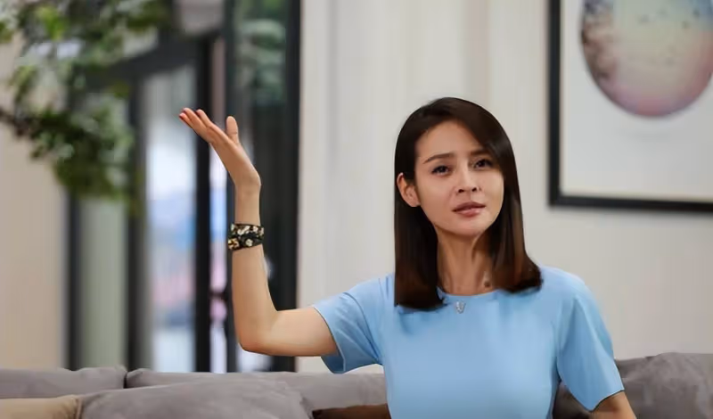 演員俞銘嘉:被父母逼婚後,27歲就嫁給了相親對象,現在怎麼樣了?