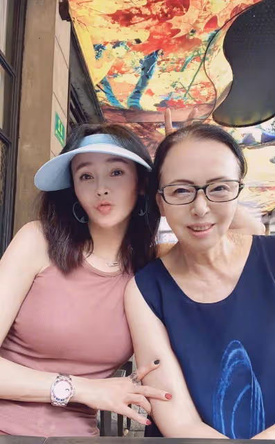 演員俞銘嘉:被父母逼婚後,27歲就嫁給了相親對象,現在怎麼樣了?