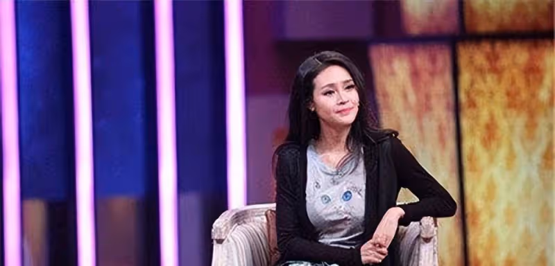演員俞銘嘉:被父母逼婚後,27歲就嫁給了相親對象,現在怎麼樣了?