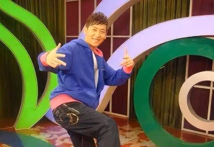 李豪為劉德華的尷尬聊天道歉，老婆卻說他不擅長採訪，但他是娛樂主持鼻祖