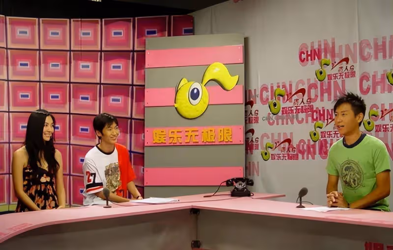 李豪為劉德華的尷尬聊天道歉，老婆卻說他不擅長採訪，但他是娛樂主持鼻祖