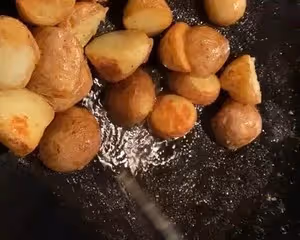 重慶學校門口的鍋巴洋芋
