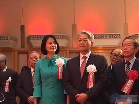 拒絕成龍追求！24歲「當紅時嫁入豪門」遭冷眼　丈夫被綁勒索1億「她孤身救夫」地位逆襲！