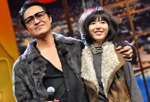 不顧家人反對!事業巔峰期「閃嫁大21歲影帝」 十年婚姻結束「獨自撫養2兒」近況卻讓人羨慕