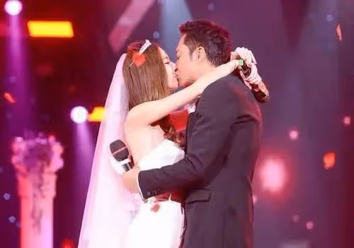 不顧家人反對！事業巔峰期「閃嫁大21歲影帝」　十年婚姻結束「獨自撫養2兒」近況卻讓人羨慕