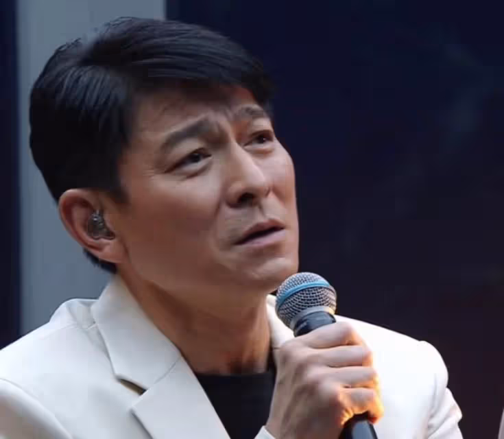 60歲劉德華演唱會難掩歲月,嗓子沙啞險失聲,結尾演唱直接含淚,網嘆:歲月不饒人.