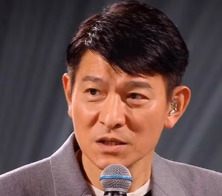 60歲劉德華演唱會難掩歲月,嗓子沙啞險失聲,結尾演唱直接含淚,網嘆:歲月不饒人.