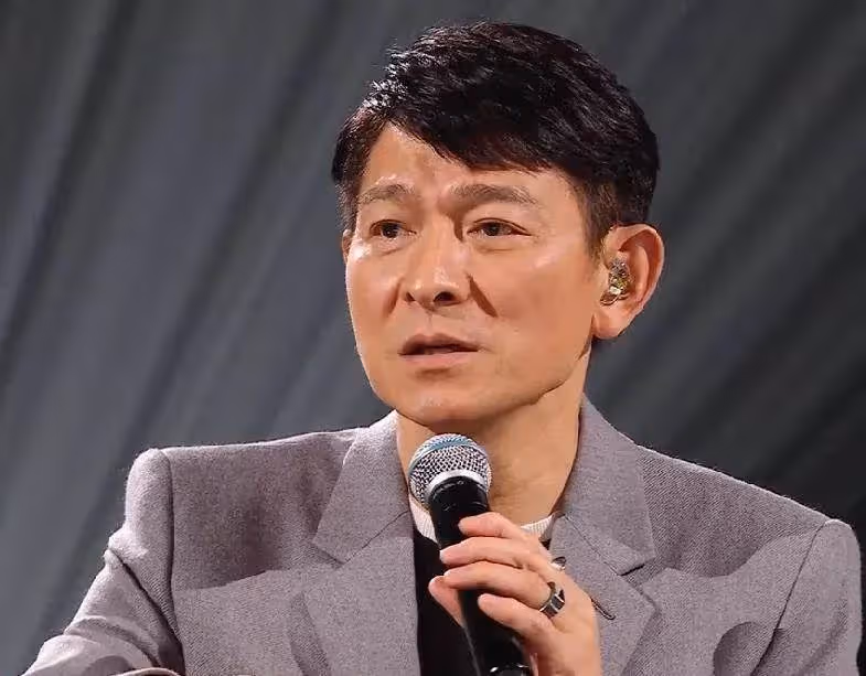 60歲劉德華演唱會難掩歲月,嗓子沙啞險失聲,結尾演唱直接含淚,網嘆:歲月不饒人.