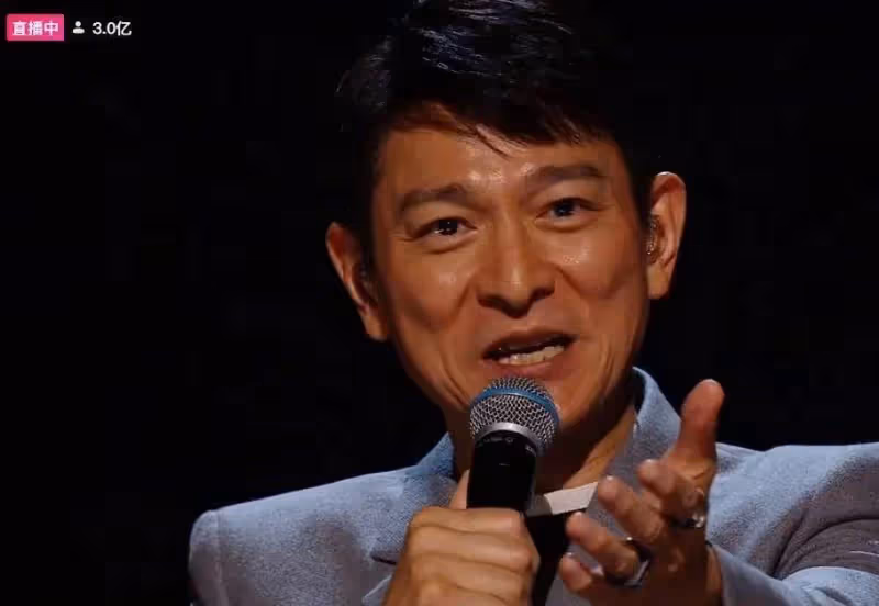 60歲劉德華演唱會難掩歲月,嗓子沙啞險失聲,結尾演唱直接含淚,網嘆:歲月不饒人.