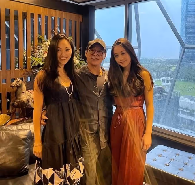 李連杰近況曝光!長居歐洲陪妻女逛街打扮帥氣,女兒穿抹胸衣身材火辣,身材纖細不輸明星媽媽,網友:基因太贊