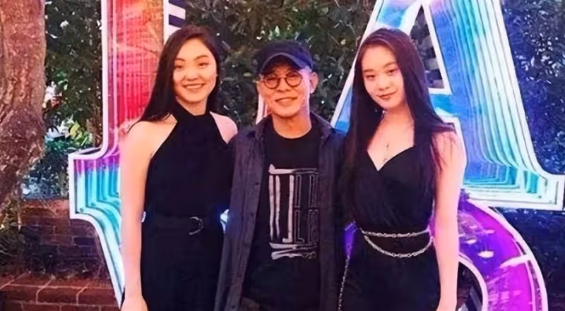李連杰近況曝光!長居歐洲陪妻女逛街打扮帥氣,女兒穿抹胸衣身材火辣,身材纖細不輸明星媽媽,網友:基因太贊