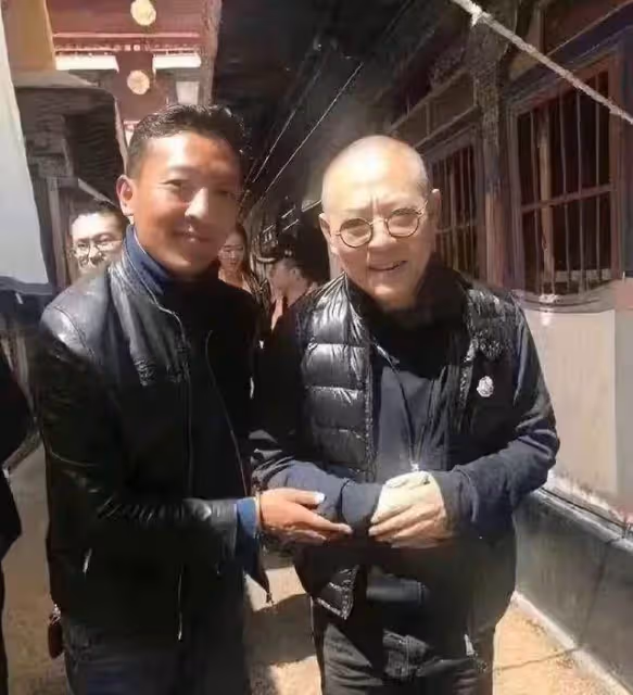 李連杰近況曝光!長居歐洲陪妻女逛街打扮帥氣,女兒穿抹胸衣身材火辣,身材纖細不輸明星媽媽,網友:基因太贊