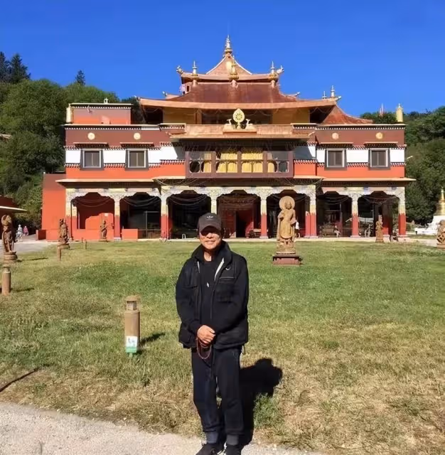 李連杰近況曝光!長居歐洲陪妻女逛街打扮帥氣,女兒穿抹胸衣身材火辣,身材纖細不輸明星媽媽,網友:基因太贊