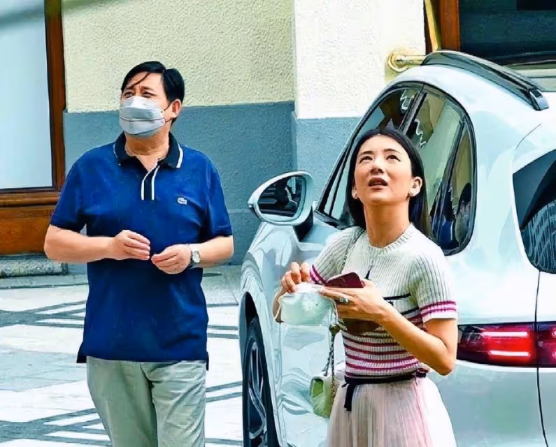 「天王嫂」方媛罕曬近照！穿JK裙大秀好身材，一雙白皙大長腿實力吸睛，與女兒互動畫面超有愛