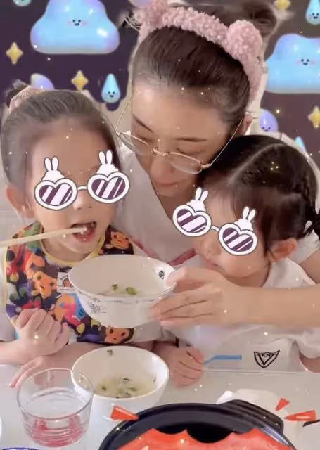 「天王嫂」方媛罕曬近照！穿JK裙大秀好身材，一雙白皙大長腿實力吸睛，與女兒互動畫面超有愛