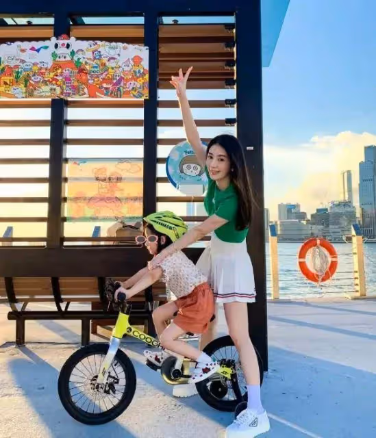 「天王嫂」方媛罕曬近照!穿JK裙大秀好身材,一雙白皙大長腿實力吸睛,與女兒互動畫面超有愛