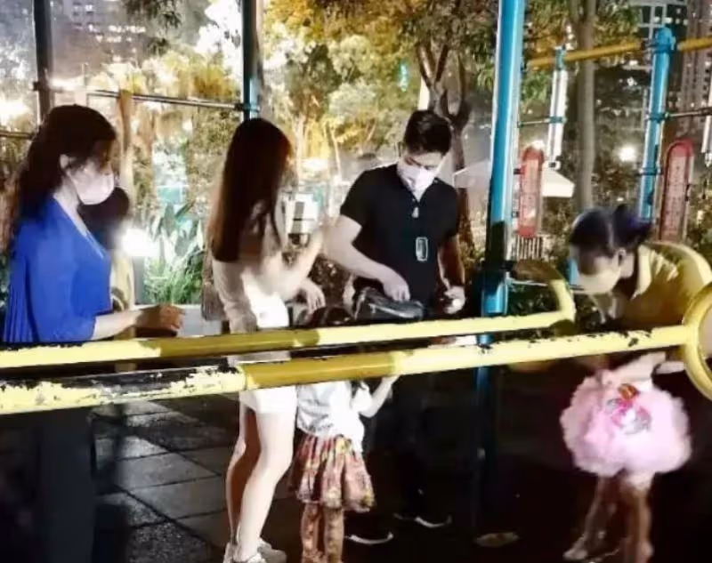「天王嫂」方媛罕曬近照!穿JK裙大秀好身材,一雙白皙大長腿實力吸睛,與女兒互動畫面超有愛