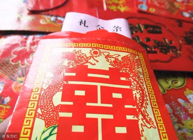 一手養大弟弟,姐姐婚後向弟弟借2.2萬救急,弟弟卻讓姐姐寫欠條,回家打開一看哭了.