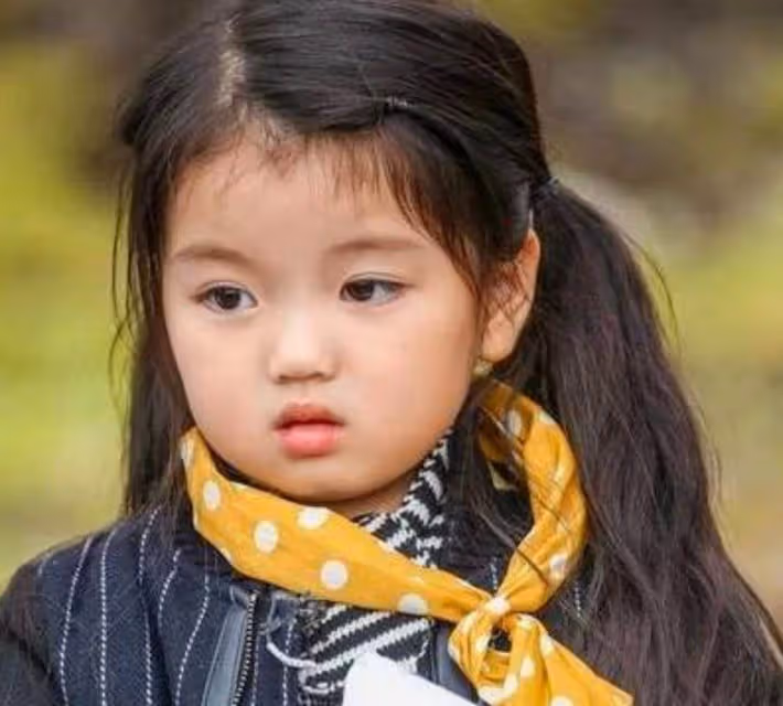 本以為阿拉蕾「長大後」夠美了！ 看到小山竹的顏值，五官清秀精緻，網友：這才是明星臉