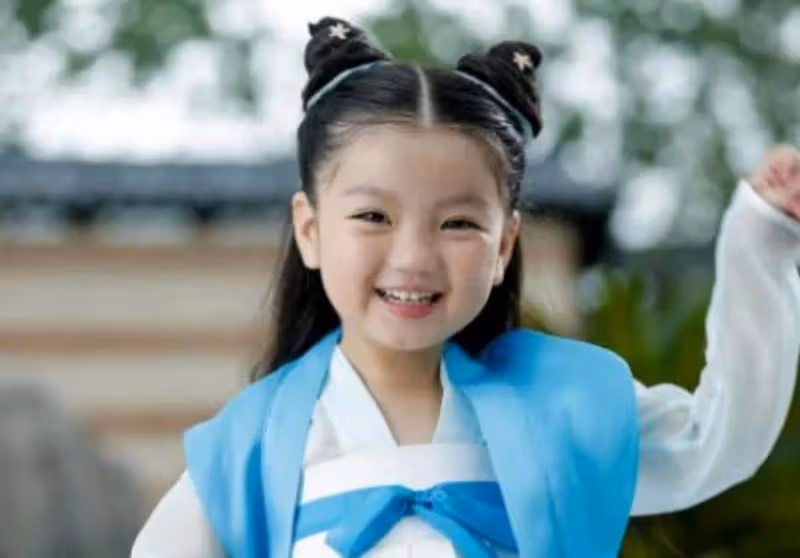 本以為阿拉蕾「長大後」夠美了！ 看到小山竹的顏值，五官清秀精緻，網友：這才是明星臉