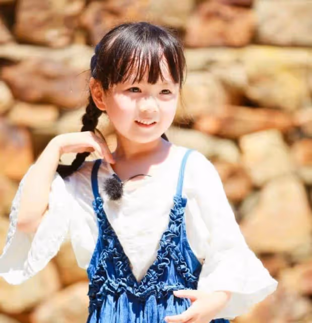 本以為阿拉蕾「長大後」夠美了！ 看到小山竹的顏值，五官清秀精緻，網友：這才是明星臉
